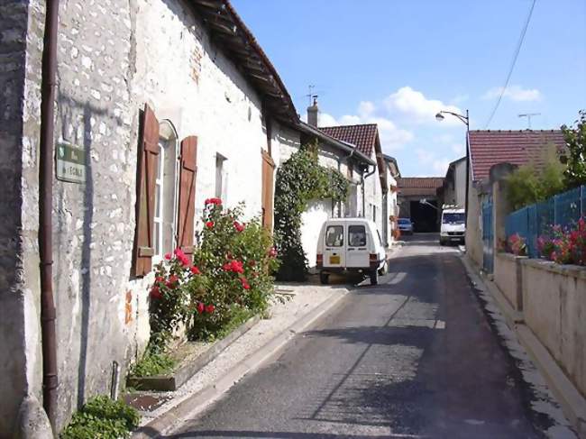 Rue du village - Colombé-le-Sec (10200) - Aube
