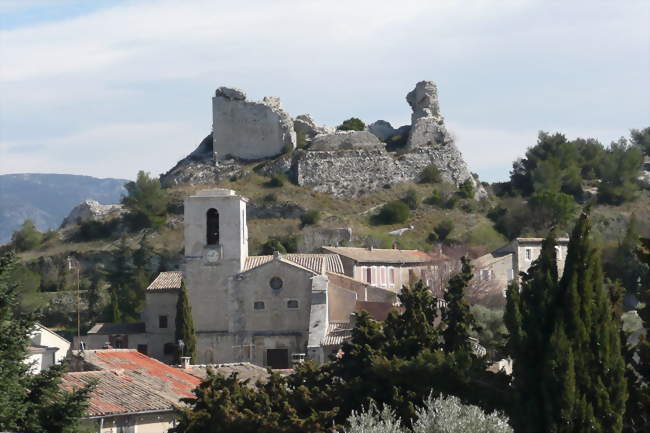 Les ruines du château du duc de Guise dominent la localité Plus en avant, sur la gauche, se dresse l'église Notre-Dame de l'Assomption - Orgon (13660) - Bouches-du-Rhône