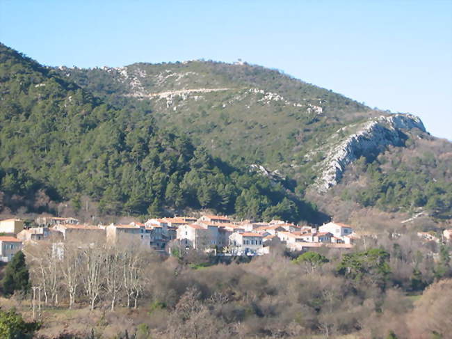 Le village depuis la route de La Valentine, surplombé par la Tête du Grand Puech (2 fév 2006) - Saint-Savournin (13119) - Bouches-du-Rhône