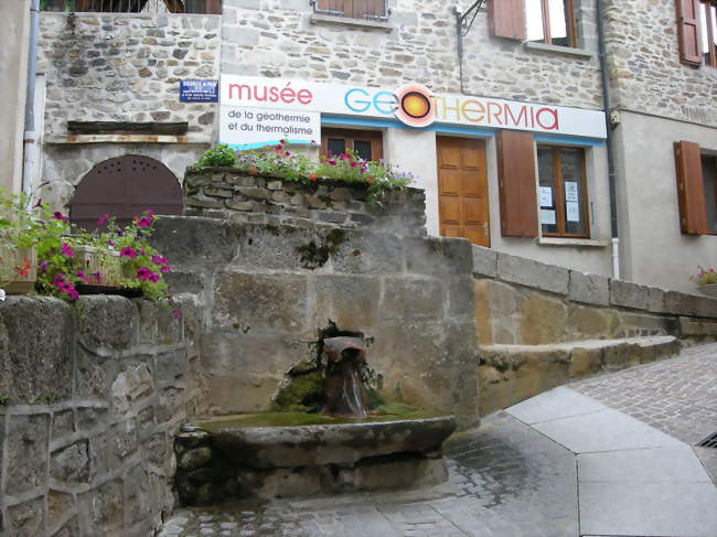 La source du Par et le musée - Chaudes-Aigues (15110) - Cantal