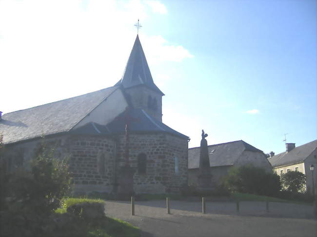 L'église, le monument aux morts - Saint-Amandin (15190) - Cantal