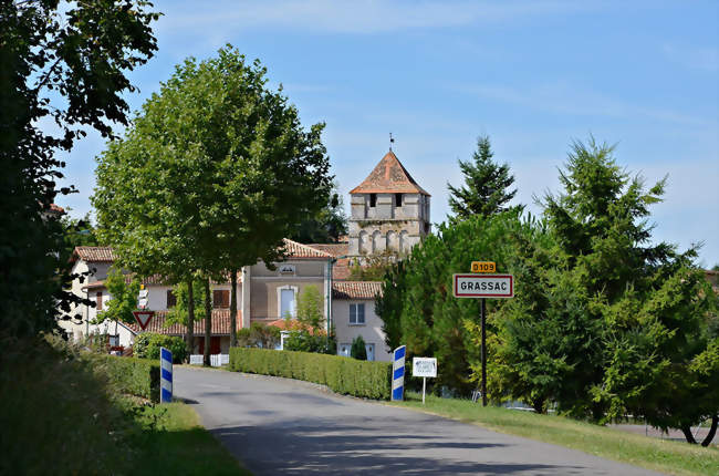 Entrée du village par la D 109 - Grassac (16380) - Charente