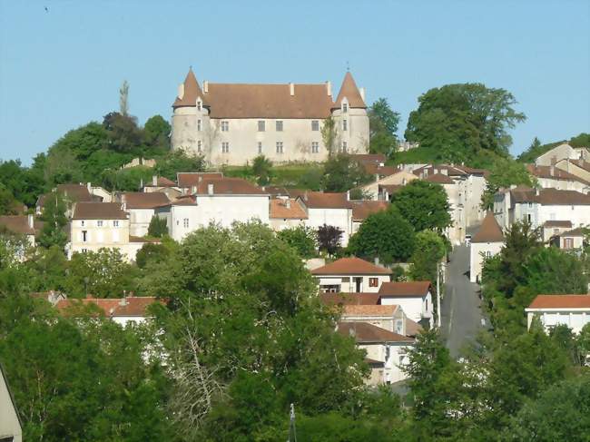 Montmoreau et son château - Montmoreau-Saint-Cybard (16190) - Charente