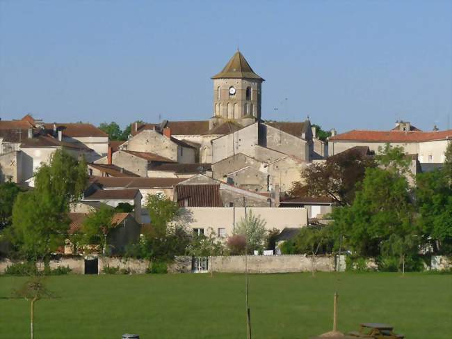 L'église Saint-Pierre vue de la Nouère - Rouillac (16170) - Charente