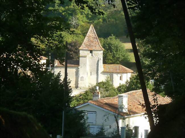 Le bourg blotti au pied de la colline - Saint-Avit (16210) - Charente
