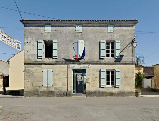 La mairie est aussi la maison des gabarriers - Saint-Simon (16120) - Charente