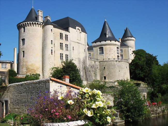 Le château de Verteuil surplombant la Charente - Verteuil-sur-Charente (16510) - Charente