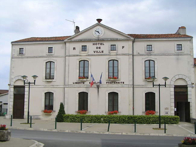 La mairie de Villefagnan - Villefagnan (16240) - Charente