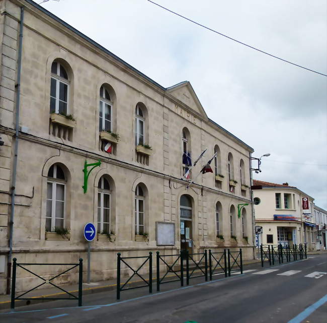 La rue de l'Aunis et la mairie à Aigrefeuille-d'Aunis - Aigrefeuille-d'Aunis (17290) - Charente-Maritime
