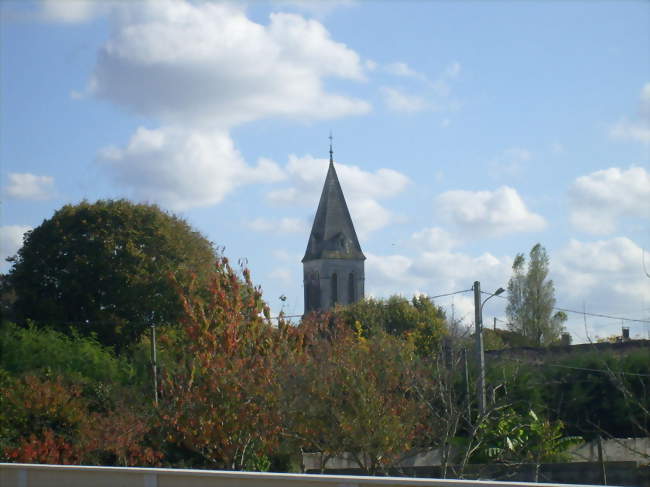 Le centre-bourg et le clocher de l'église - Brie-sous-Mortagne (17120) - Charente-Maritime