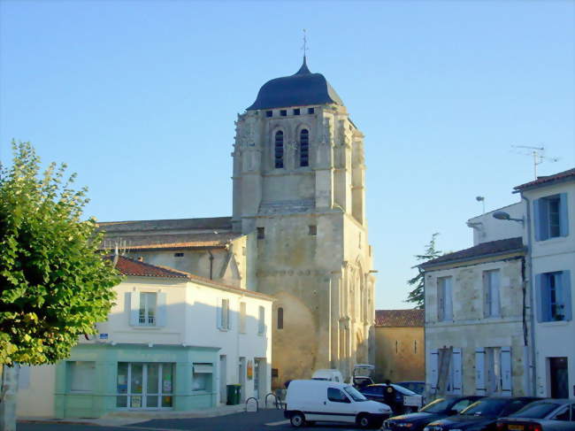 Le centre-bourg est dominé par l'église Saint-Nazaire - Corme-Royal (17600) - Charente-Maritime