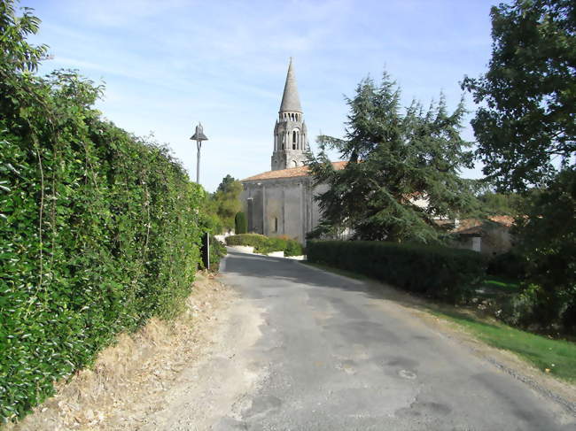 Église construite au XIIe siècle - Fenioux (17350) - Charente-Maritime