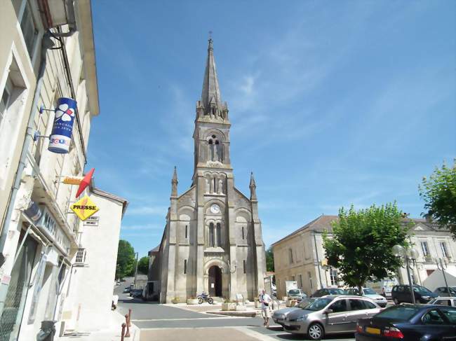 L\'église Notre-Dame-de-l\'Assomption, de style néo-roman, est située en centre-ville. - Mirambeau (17150) - Crédit photo: Cobber17
