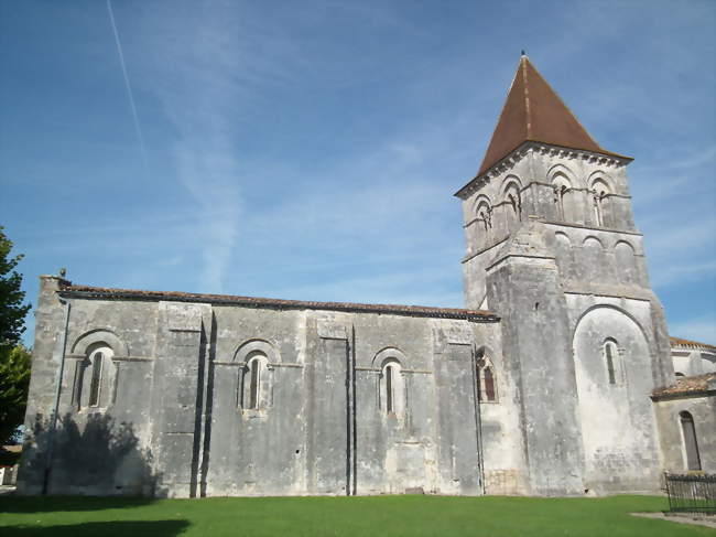 L\'église romane de Neuillac - Neuillac (17520) - Crédit photo: Cobber17