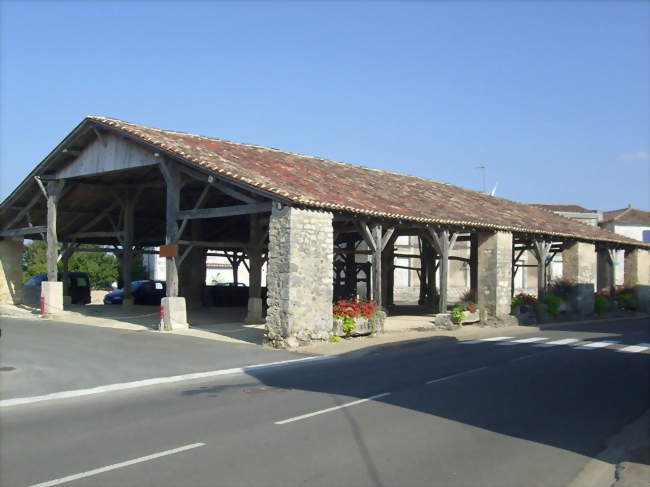 Les halles médiévales, sur la place Jean de Vivonne - Pisany (17600) - Charente-Maritime