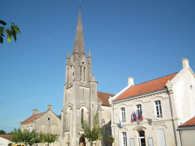 Mairie et église de Saint-Genis-de-Saintonge - Saint-Genis-de-Saintonge (17240) - Crédit photo: Cobber17