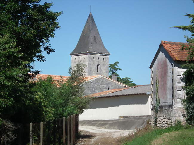 Le centre du bourg d\'Antignac, un des deux villages composant la commune de Saint-Georges-Antignac - Saint-Georges-Antignac (17240) - Crédit photo: Cobber17
