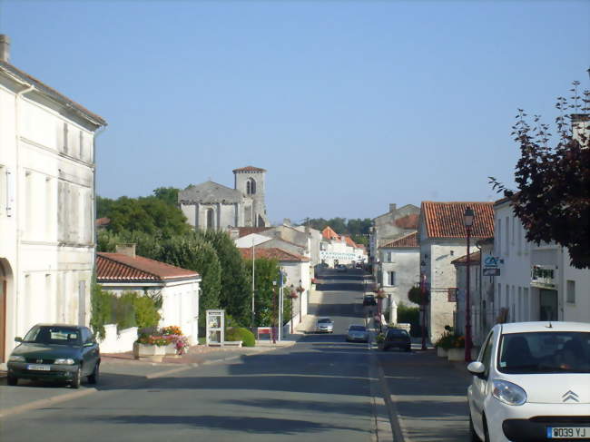 Le centre du bourg et l'église de Saint-Porchaire - Saint-Porchaire (17250) - Charente-Maritime