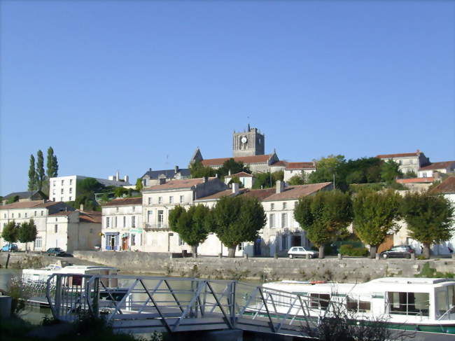 Les quais et l'église de Saint-Savinien-sur-Charente - Saint-Savinien (17350) - Charente-Maritime