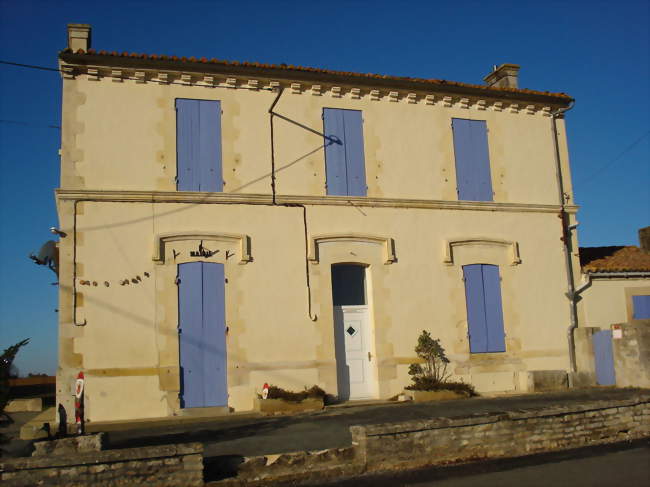 La mairie et ancienne école - Vinax (17510) - Charente-Maritime