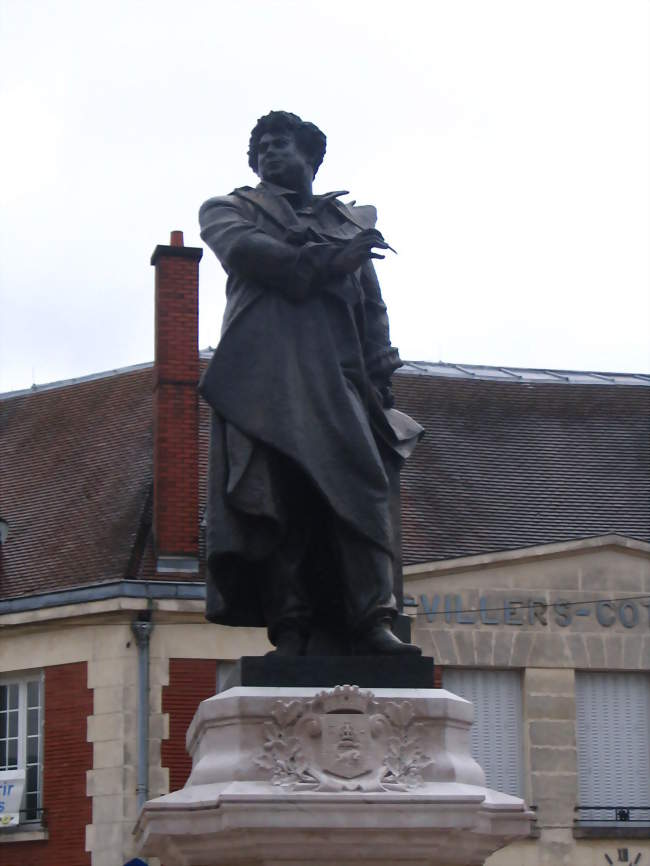 La statue d'Alexandre Dumas, natif de Villers-Cotterêts, installée sur la place centrale de la ville - Villers-Cotterêts (02600) - Aisne