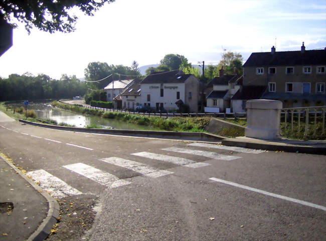Le canal de Bourgogne vu en direction de Velars - Fleurey-sur-Ouche (21410) - Côte-d'Or