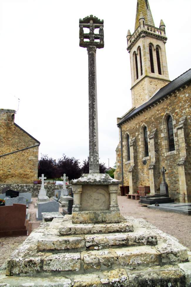 L'église et la croix de cimetière du 16e siècle - Landébia (22130) - Côtes-d'Armor