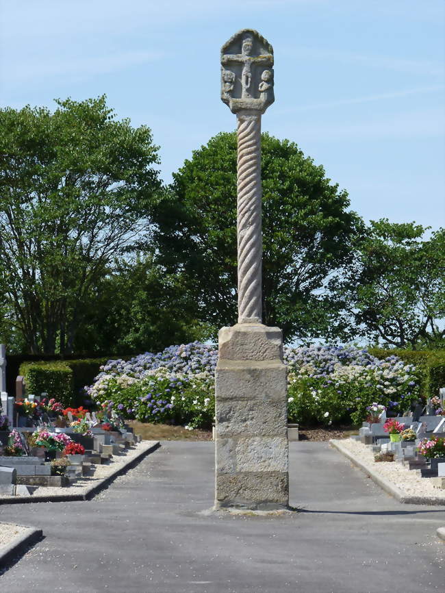Croix de cimetière du 16e siècle - Plumieux (22210) - Côtes-d'Armor