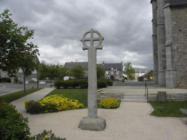 Croix nilbée, place de l'Église - Trévron (22100) - Côtes-d'Armor