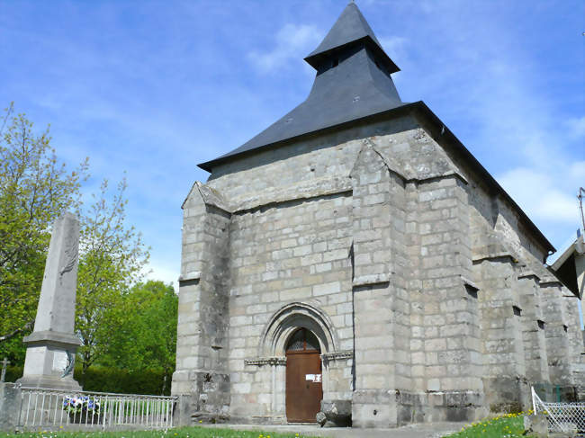 L'église Saint-Marc-Sainte-Agathe et le monument aux Morts - Saint-Marc-à-Loubaud (23460) - Creuse