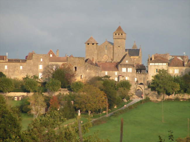 L'église de Beaumont dominant la bastide - Beaumont-du-Périgord (24440) - Dordogne