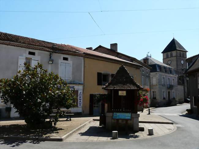 La place du Puits, dans le bourg de Busserolles - Busserolles (24360) - Dordogne
