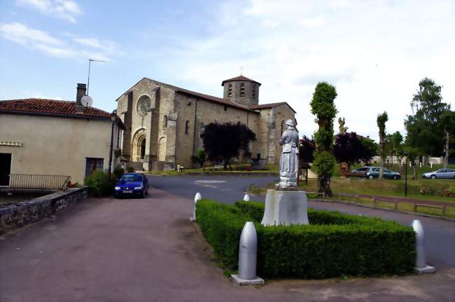 Le bourg et l'église de Bussière-Badil - Bussière-Badil (24360) - Dordogne