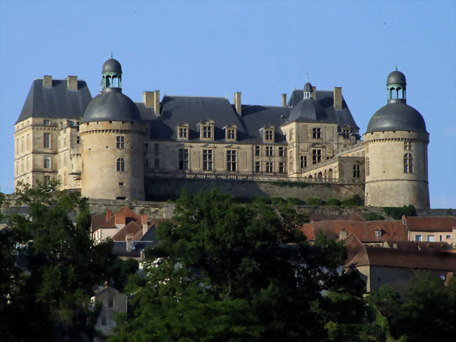 Le château dominant le village de Hautefort - Hautefort (24390) - Dordogne