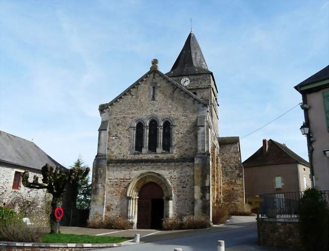 L'église de la Transfiguration dans le bourg de Payzac - Payzac (24270) - Dordogne