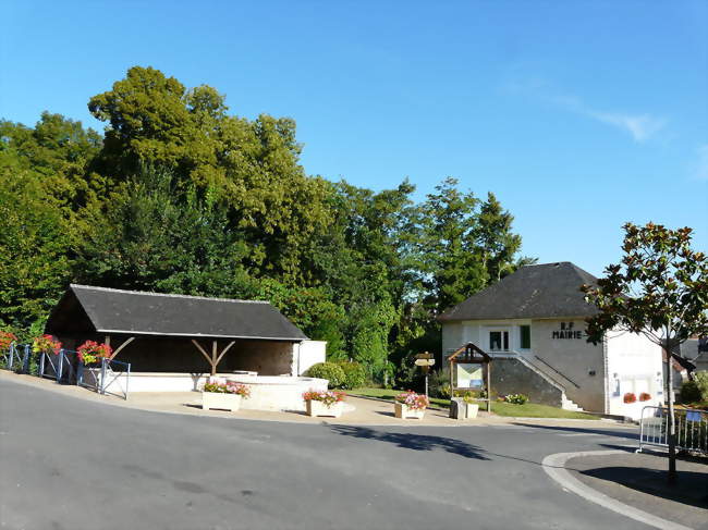 La place principale du village de Pazayac - Pazayac (24120) - Dordogne