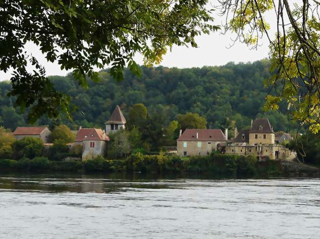 Le village de Pontours, au bord de la Dordogne - Pontours (24150) - Dordogne