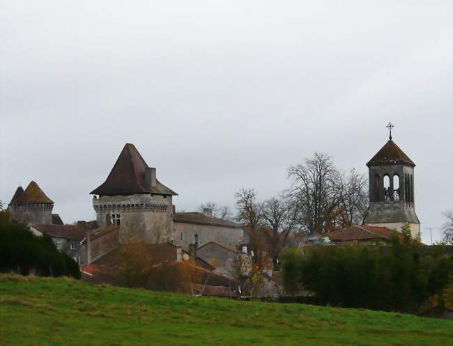 Le château et le clocher de Varaignes - Varaignes (24360) - Dordogne