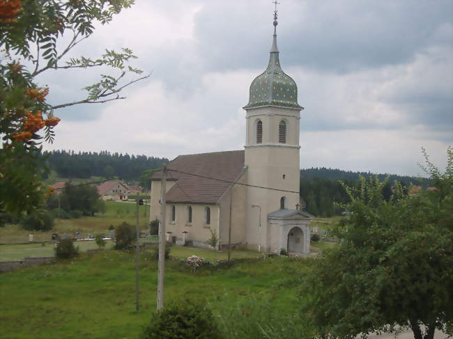 Vue générale de l'église avec son clocher comtois caractéristique - Malpas (25160) - Doubs
