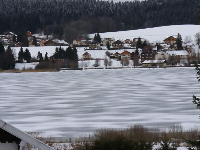 Vue de la commune avec le lac semi-gelé en premier plan - Saint-Point-Lac (25160) - Doubs