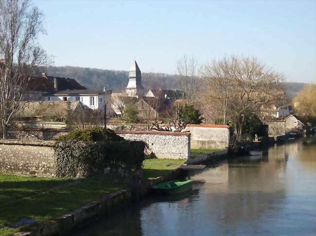 La commune vue depuis le pont - Garennes-sur-Eure (27780) - Eure