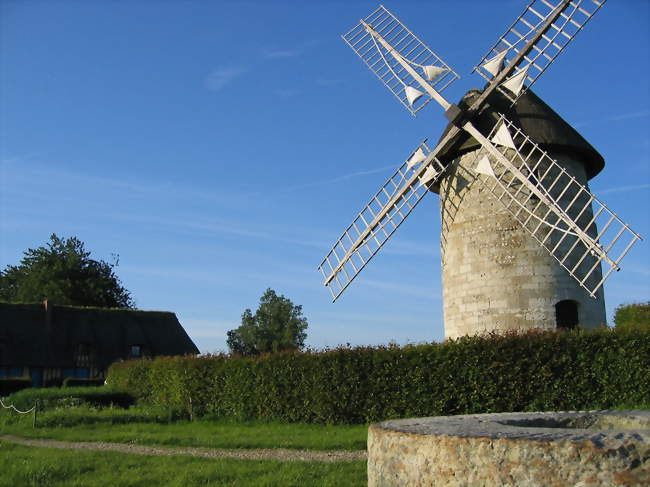 Une meule (en bas à droite), le moulin (à droite) et la maison du meunier (à gauche) - Hauville (27350) - Eure