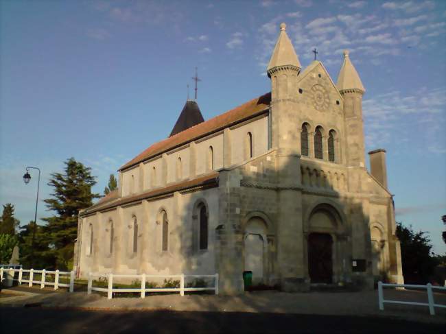 Église de Muids et sa façade néo-romane poitevine - Muids (27430) - Eure