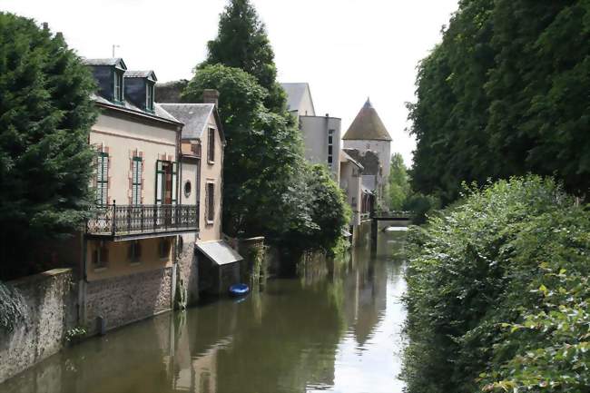 Le fossé ceinturant le centre-ville fortifié - Bonneval (28800) - Eure-et-Loir