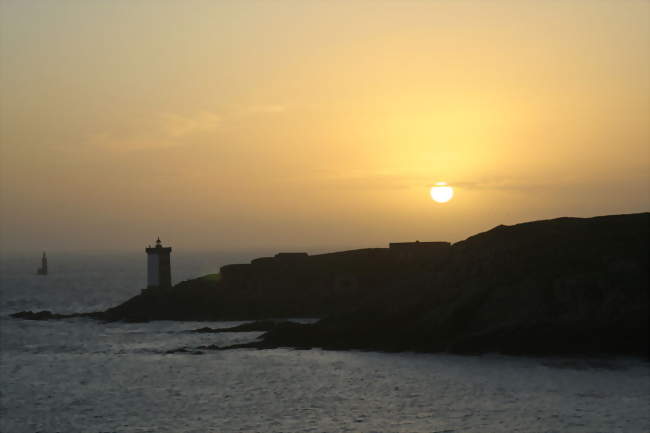 Silhouette de la presqu'île et du phare de Kermorvan lors d'un coucher de soleil - Le Conquet (29217) - Finistère