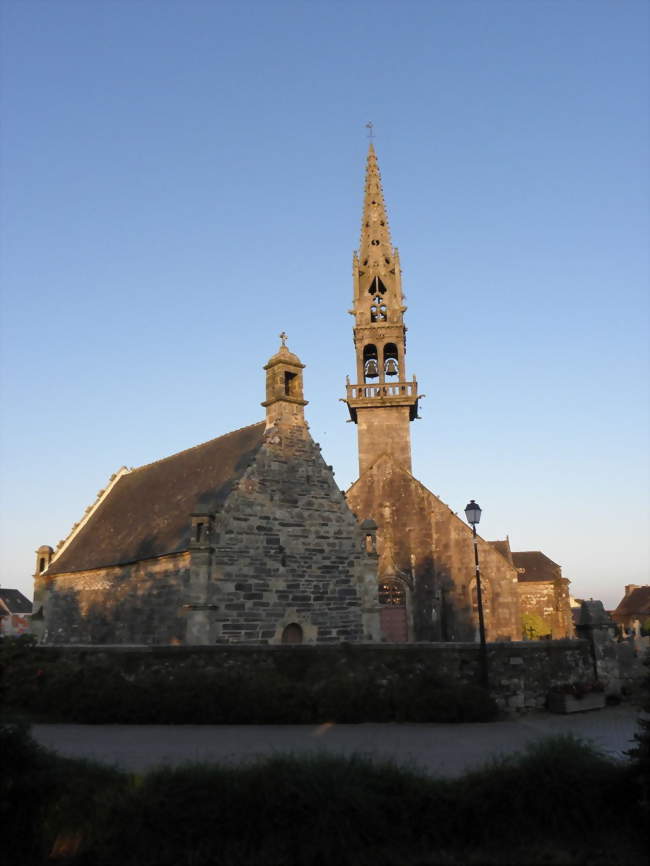 L'ossuaire et l'église paroissiale de Ploudiry - Ploudiry (29800) - Finistère