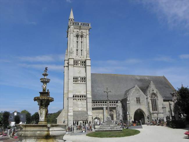 L'église paroissiale Saint-Jean-Baptiste et la fontaine - Saint-Jean-du-Doigt (29630) - Finistère