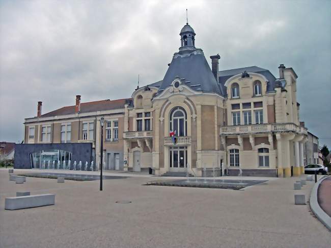 Mairie de Saint-Yorre et son parvis rénové en 2013 - Saint-Yorre (03270) - Allier