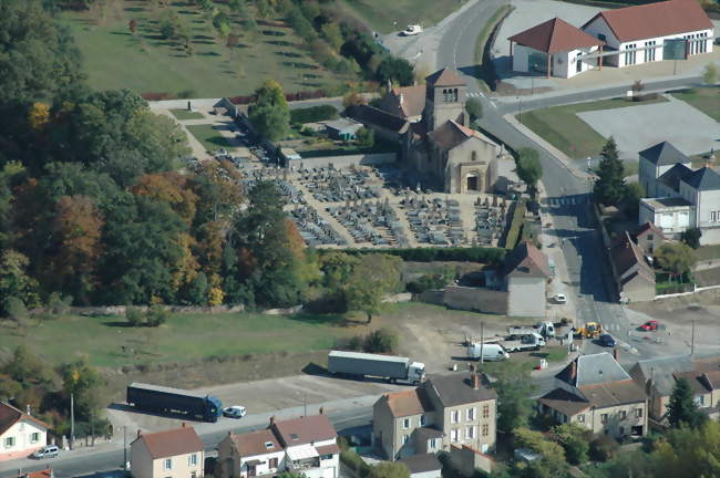 Vue aérienne sur l'église et quelques équipements publics - Toulon-sur-Allier (03400) - Allier