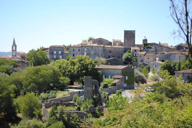Vue (en arrivant de l'Est) du village médiéval de Durfort, avec sa tour, le temple à sa droite et le clocher de l'église à sa gauche - Durfort-et-Saint-Martin-de-Sossenac (30170) - Gard